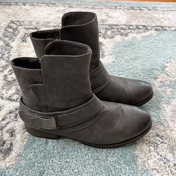 UnR8ted Sz 8.5 Grey Buckle Ankle Booties - Picture 2 of 8